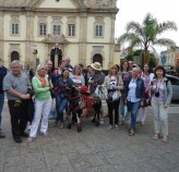 Grupo de poloneses em frente à Matriz Basílica